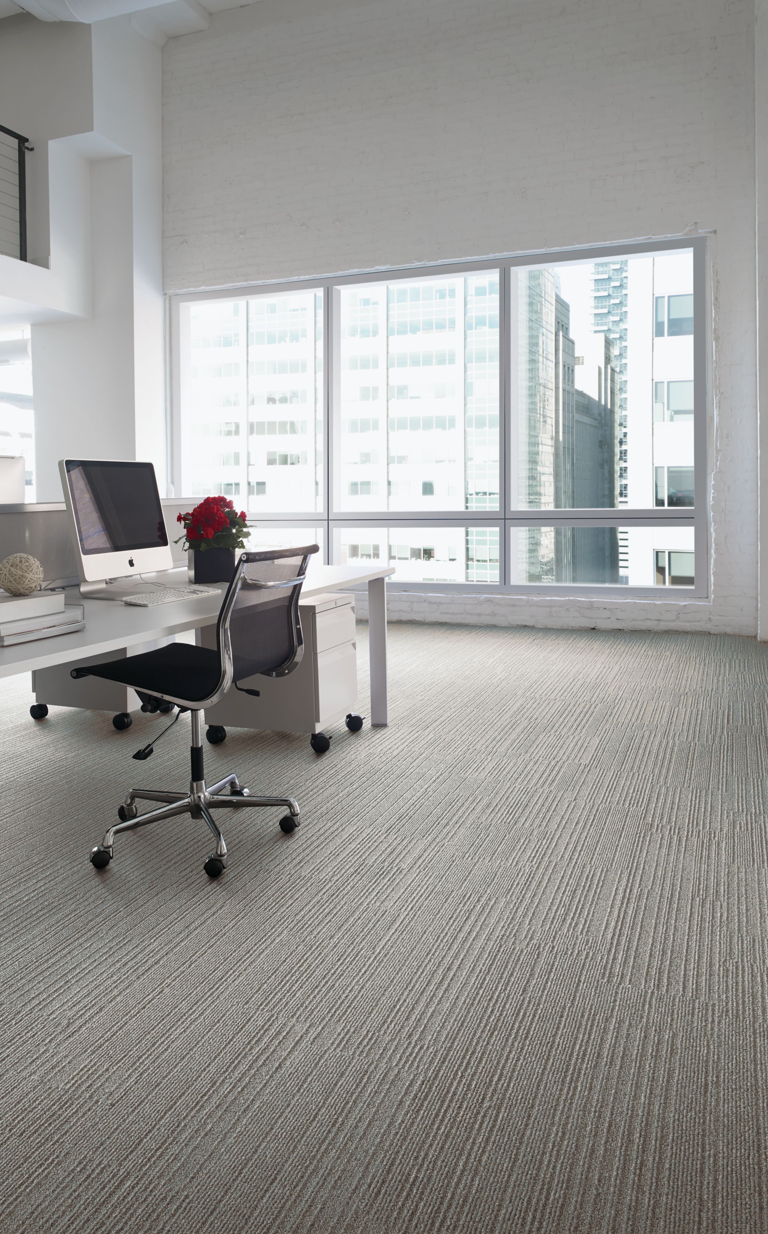 Interface On Line plank carpet tile with open workstation and roses on desk numéro d’image 1